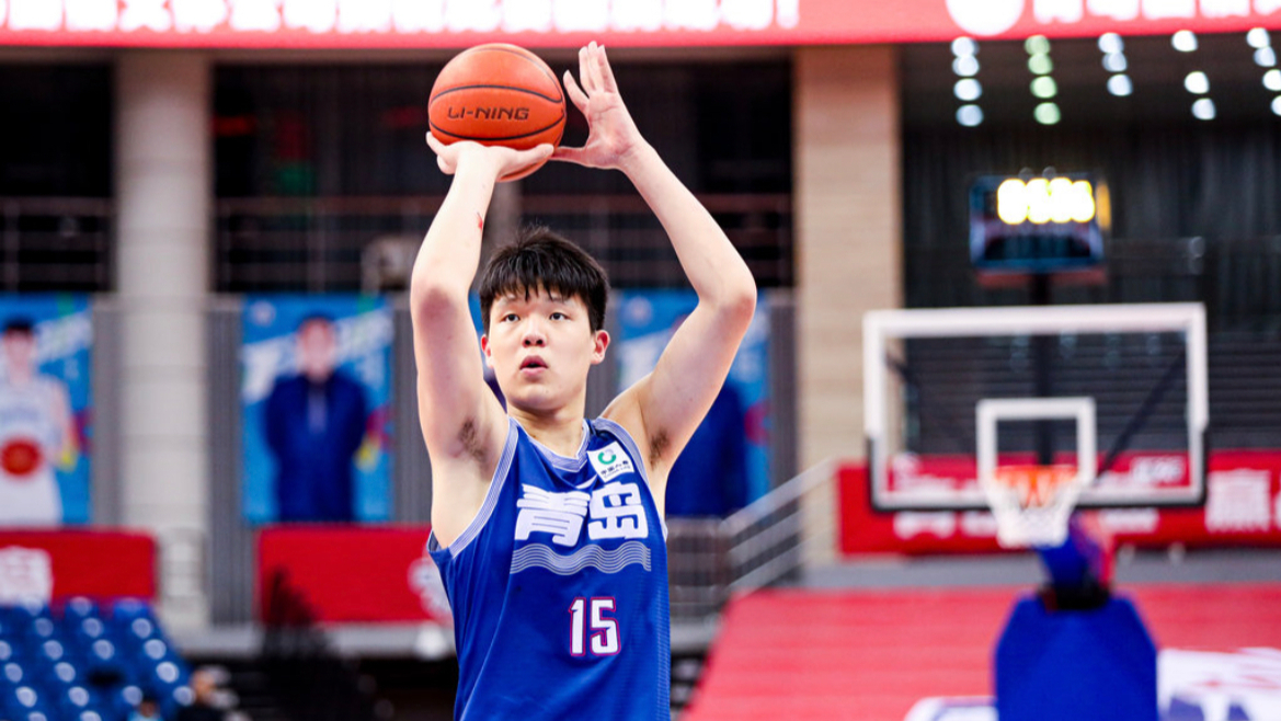 开云体育电脑版-杨瀚森NBA新定妆照发布：身披开拓者16号红袍，张开双臂迎接新赛季的简单介绍