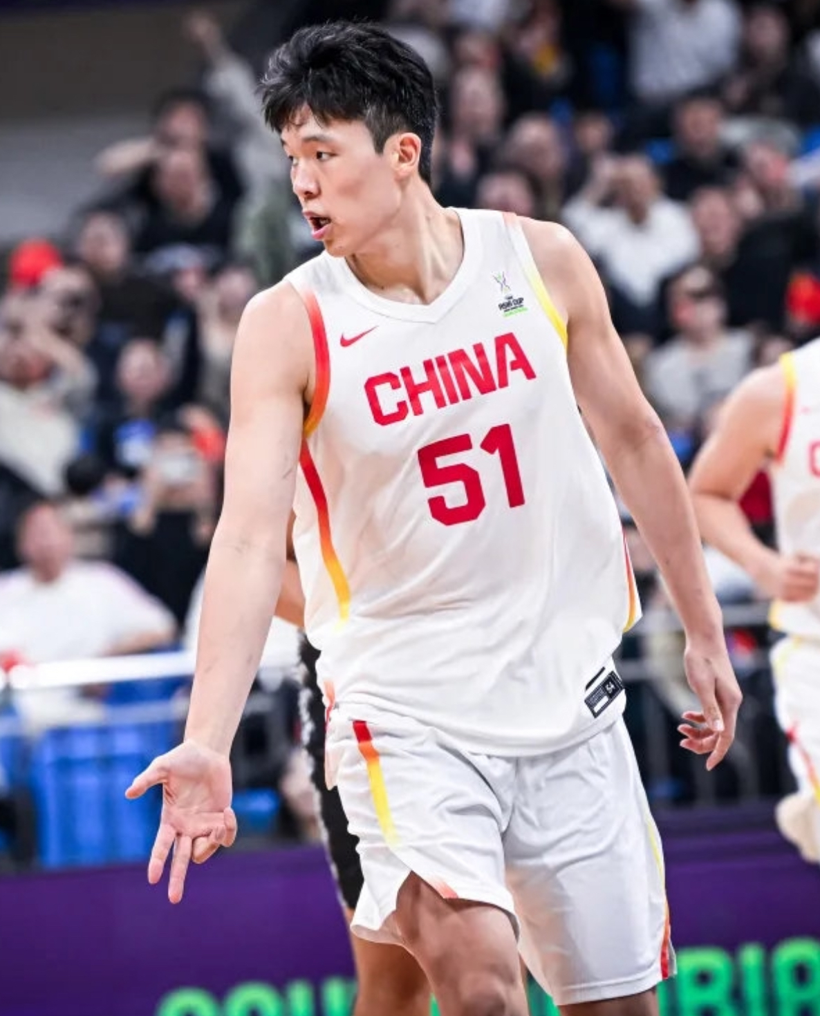 杨瀚森NBA新定妆照发布：身披开拓者16号红袍，张开双臂迎接新赛季的简单介绍