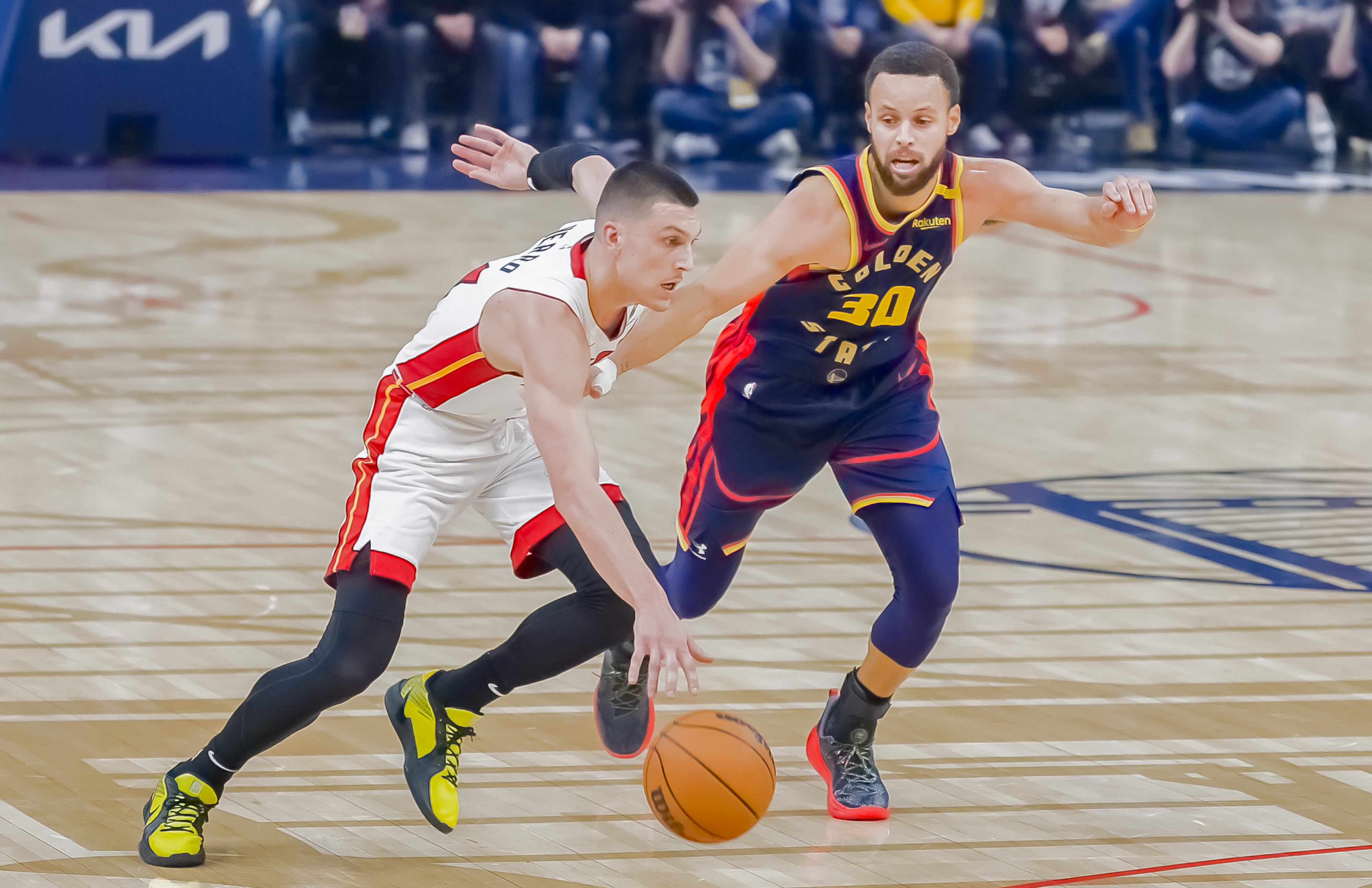开云体育登录入口-NBA季后赛激烈开战，球员拼尽全力(nba季后赛进展)